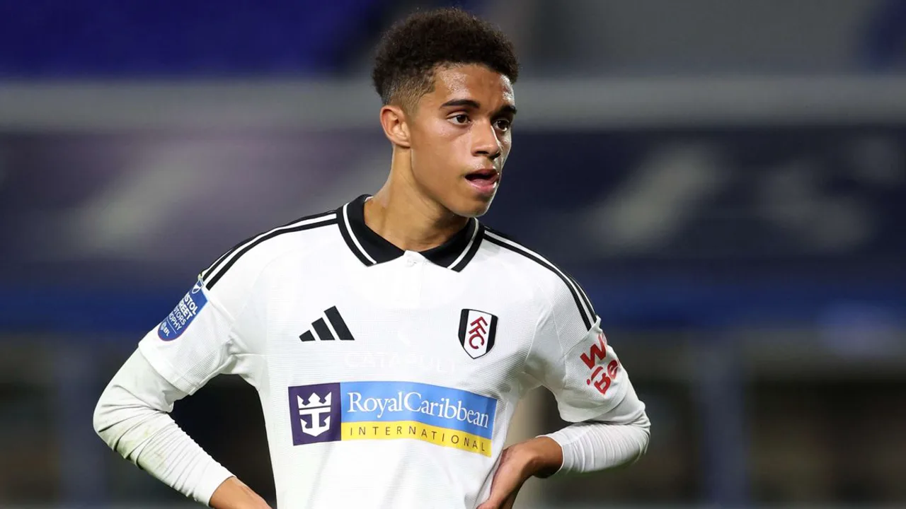 Josh King, meia do Fulham, em ação durante partida da Premier League 2025/2026
