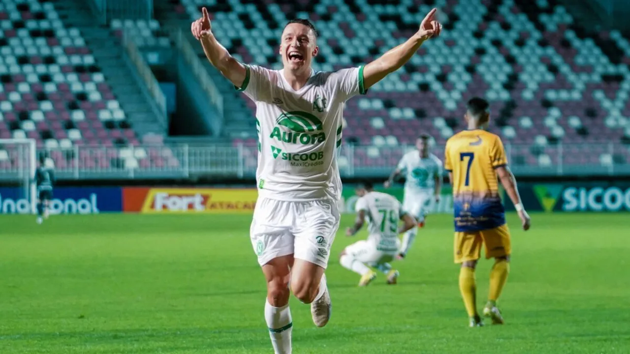 Doma, zagueiro da Chapecoense, camisa 3, em disputa de bola no Brasileirão Série A 2026