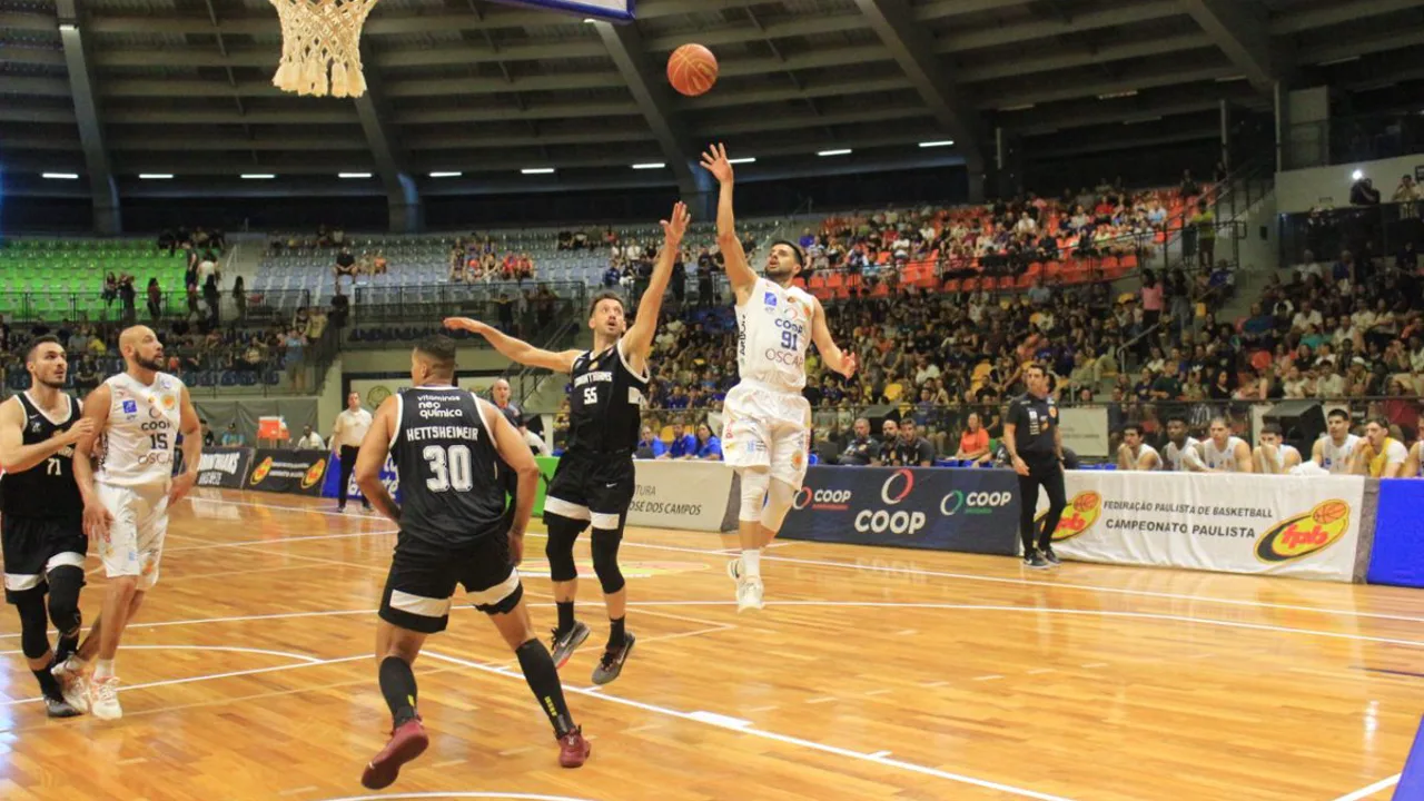 Ginásio Lineu de Moura durante partida de basquete entre São José e Corinthians Paulista em dezembro de 2024