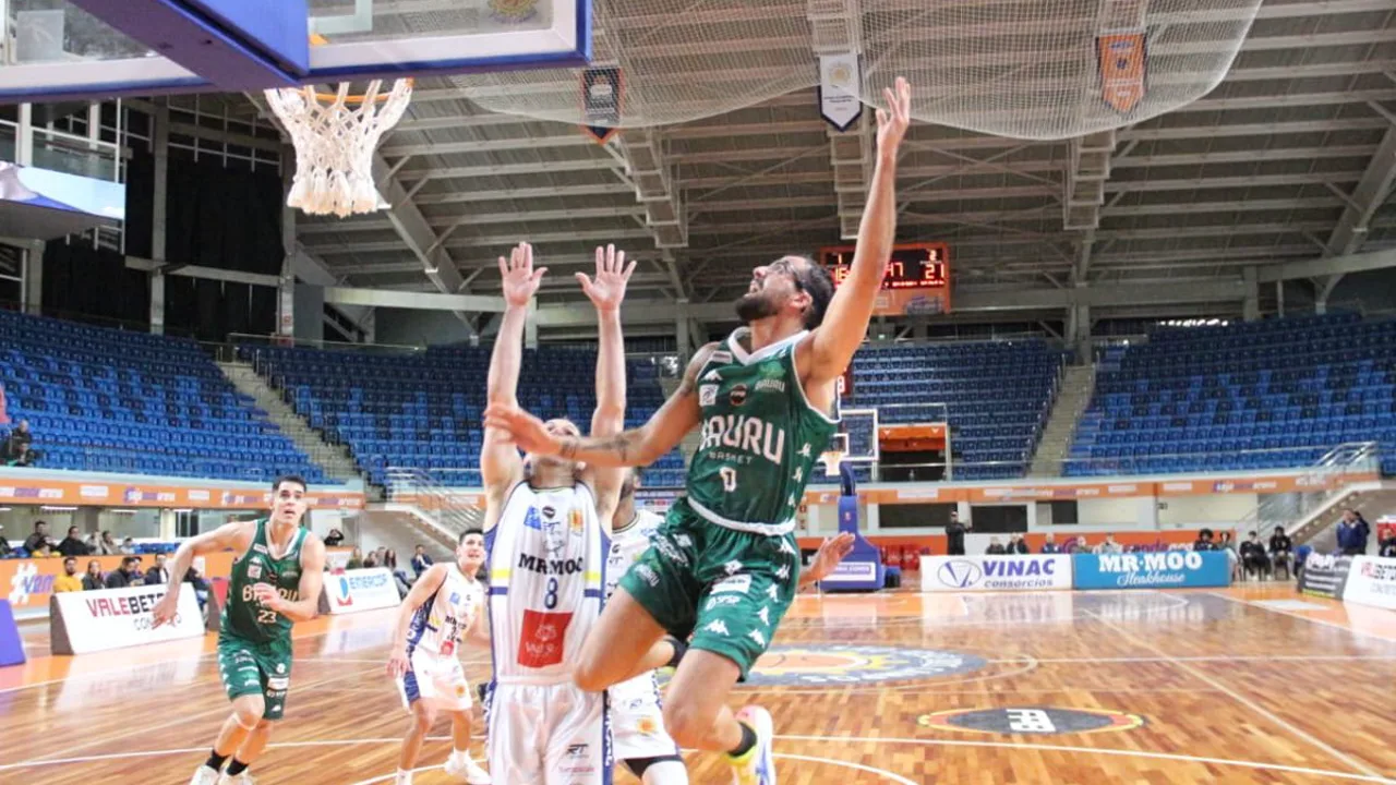 Quadra do Ginásio Lineu de Moura durante partida de basquete entre São José e Bauru em fevereiro de 2025