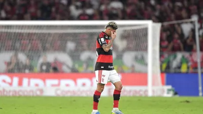 Torcida grita 'sem vergonha' após 8 a 0 e Carrascal vira alvo fora de campo