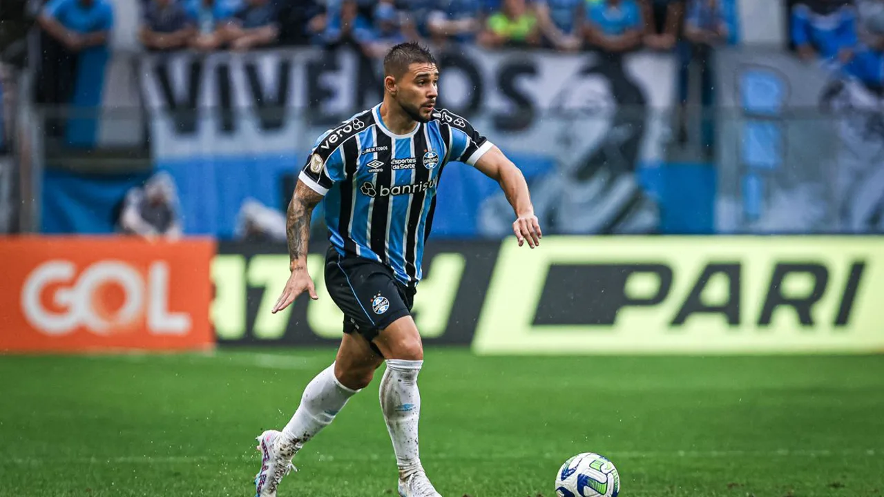 João Pedro, zagueiro do Grêmio, camisa 18, em ação no Brasileirão Série A 2026