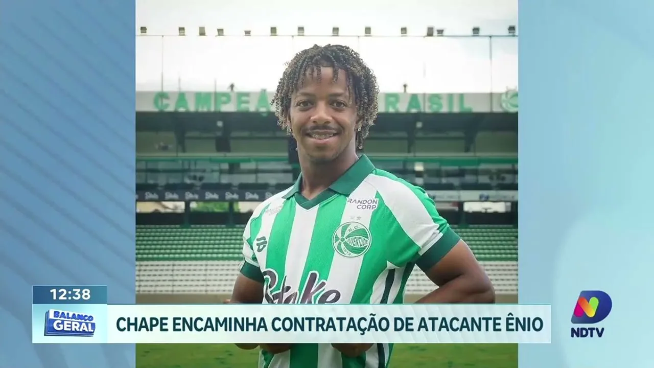 Ênio, meia da Chapecoense de número 97, em ação durante partida da Série B do Brasileirão 2026