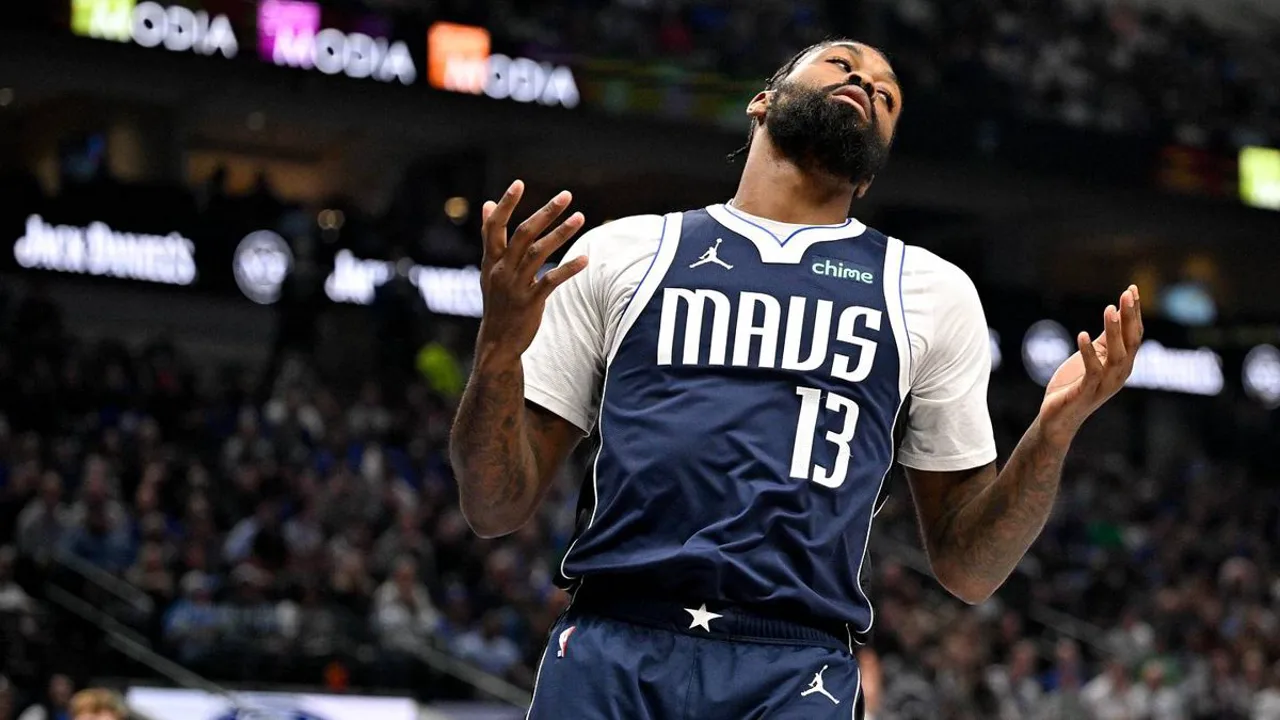 Tyus Jones, armador número 5 do Dallas Mavericks, em quadra durante partida da NBA na temporada 2025/2026