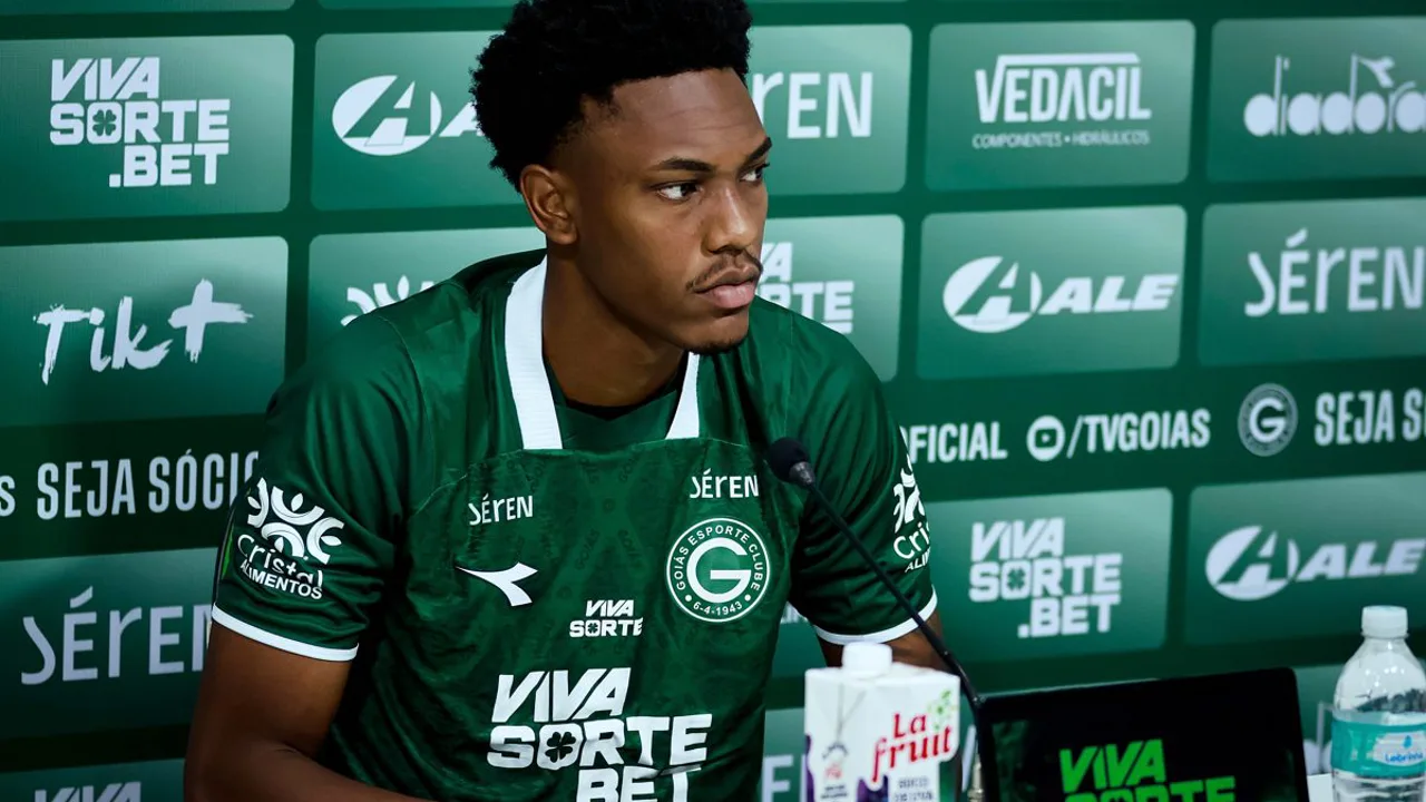 Luisão, zagueiro do Goiás, camisa 25, em ação no Brasileirão Série A 2026