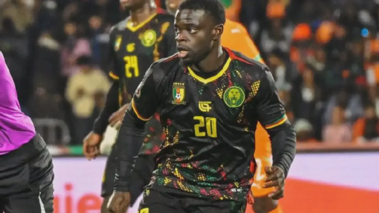 Olivier Kemen, meia camaronês do Bolívar, com a camisa 8 em campo pela Copa Sul-Americana 2026