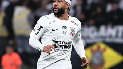 Memphis Depay chega à terceira Copa com 55 gols e a lesão ainda fresca