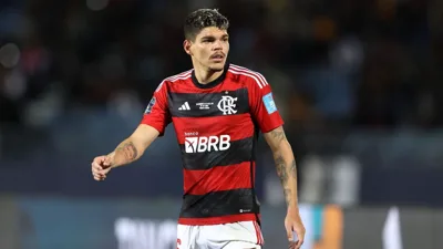 Ayrton Lucas ou Rubens — qual lateral resolve o problema do Santos