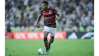 Por que o Flamengo espera a Copa para assinar com Alex Sandro