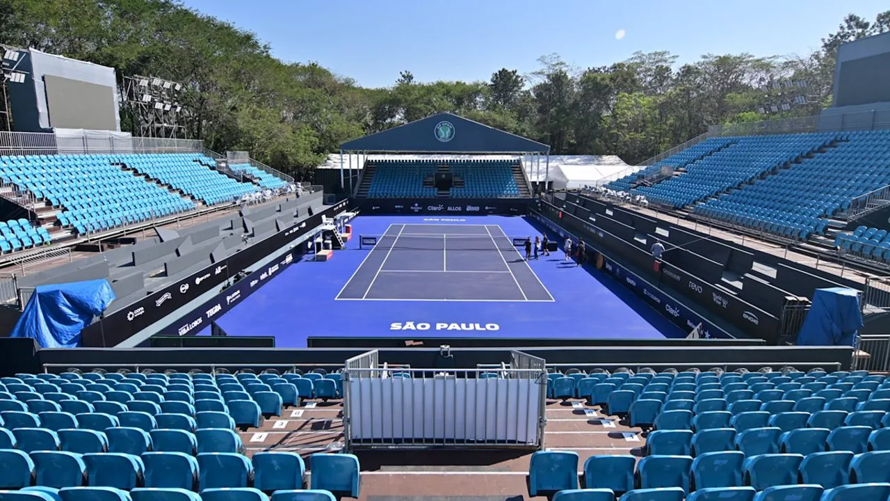 João Fonseca comemorando ponto em quadra de saibro em Roland Garros com raquete erguida