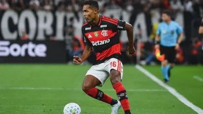Alex Sandro renova aos 35 e o Flamengo aposta no que os números escondem