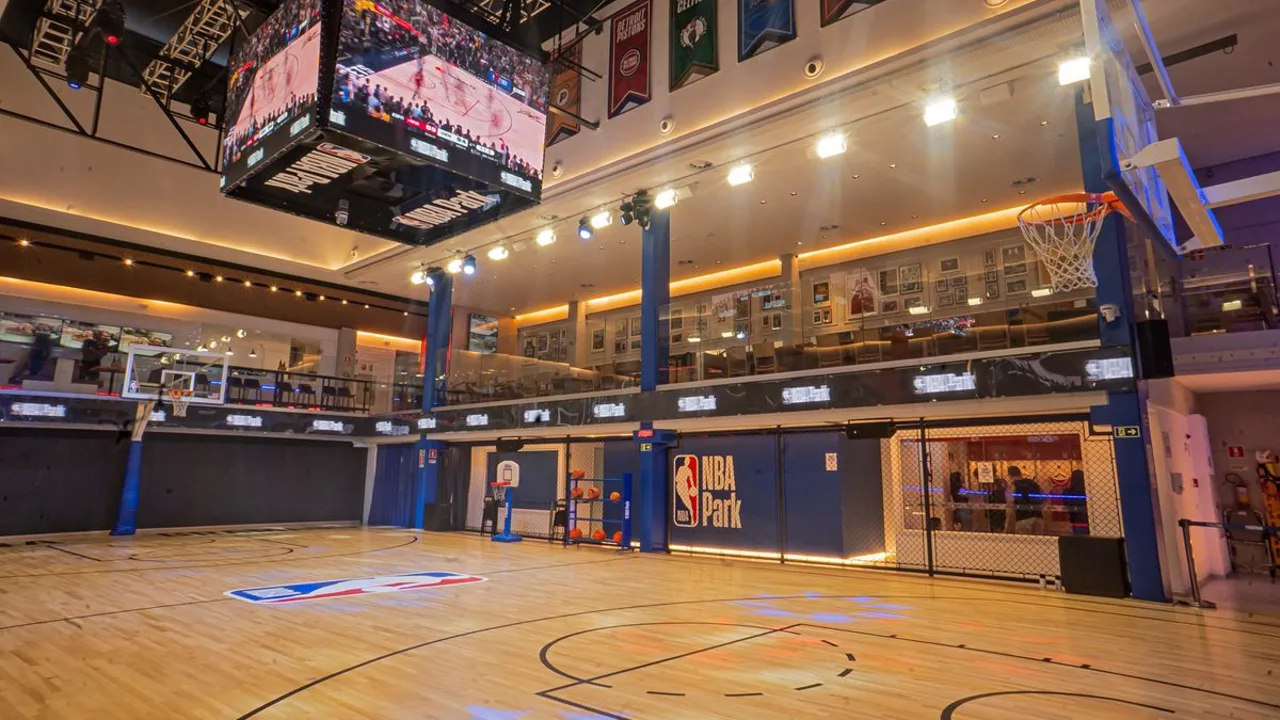 Quadra de basquete da NBA com placar eletrônico mostrando tempo de quarto e cronômetro de 12 minutos
