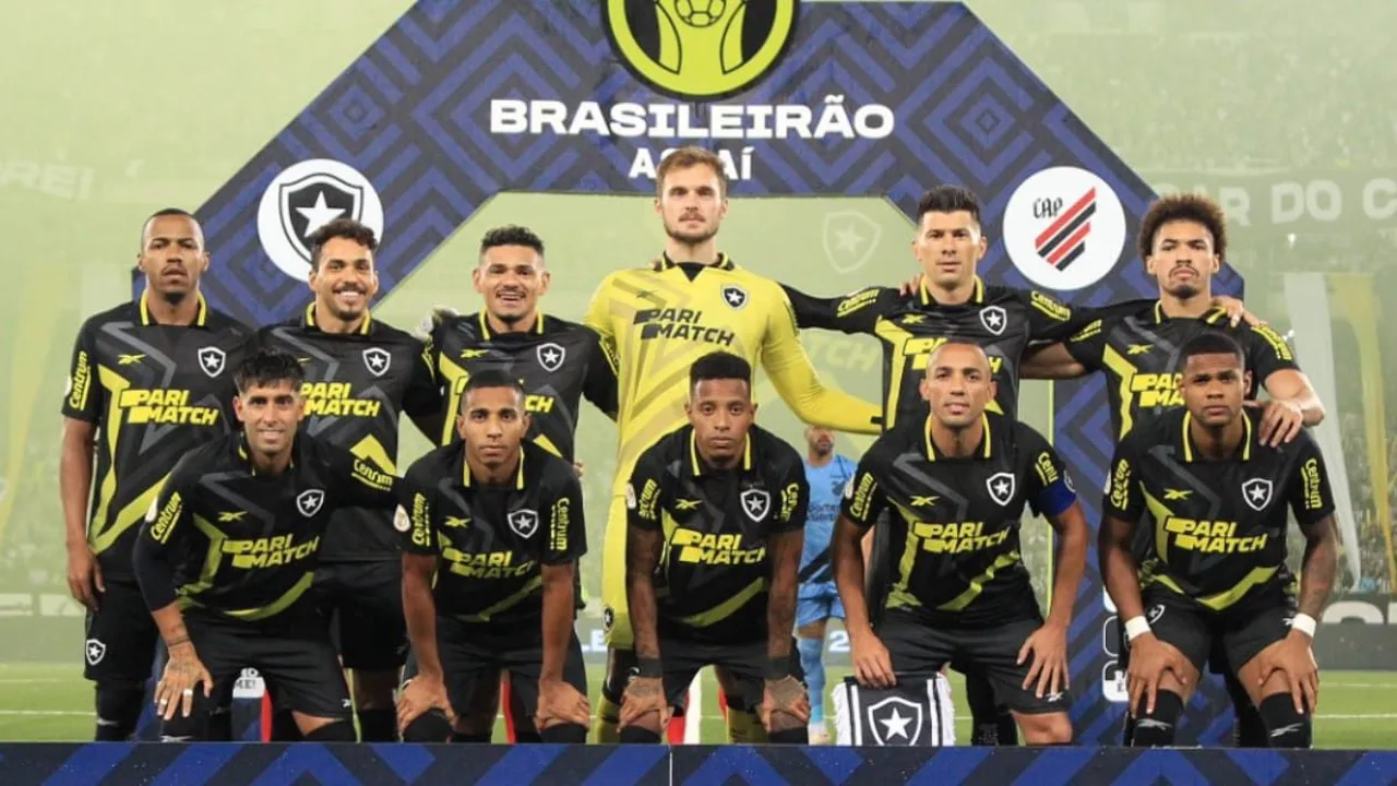 Estádio Nilton Santos com a torcida do Botafogo nas arquibancadas em dia de jogo pelo Brasileirão 2026