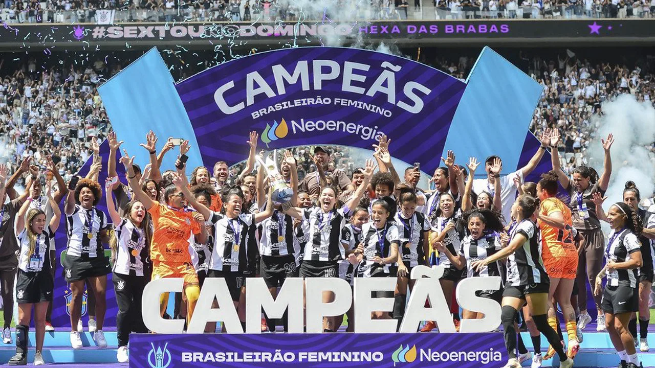 Torcida lotando arquibancada de estádio brasileiro em jogo do Campeonato Brasileiro durante o dia