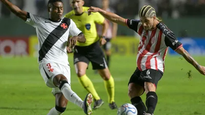 Adson marca duas vezes e Vasco domina o Barracas Central por 2 a 0 na Sudamericana