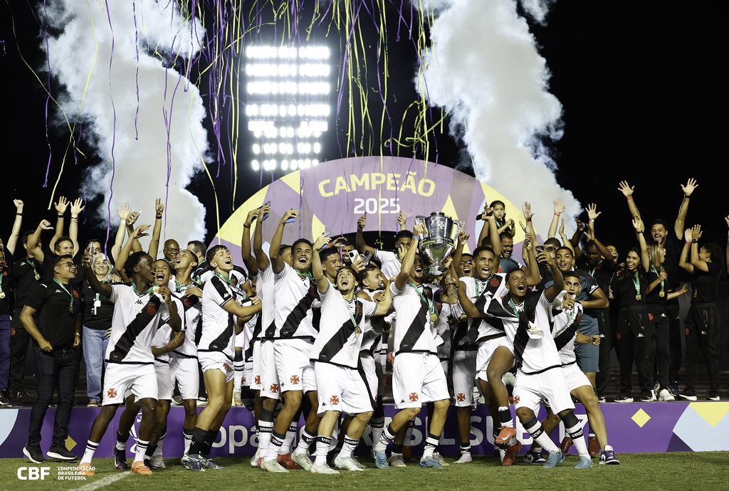 Os três nomes do jogo Adson marca duas vezes e Vasco domina o