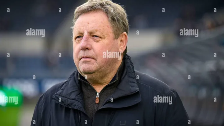 Geir Bakke, treinador norueguês da Fiorentina, observa o jogo na beira do campo na Serie A