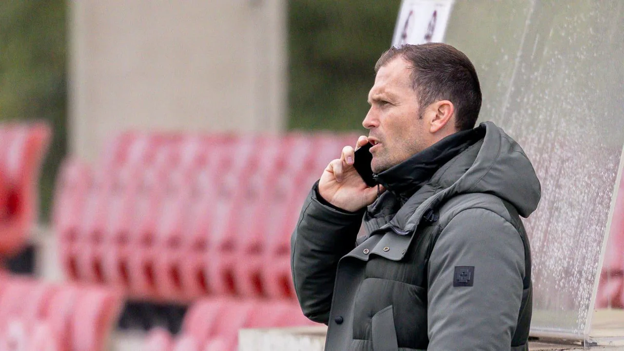 Anthony Braizat, treinador francês do Bologna, observa o jogo na Serie A italiana em 2026