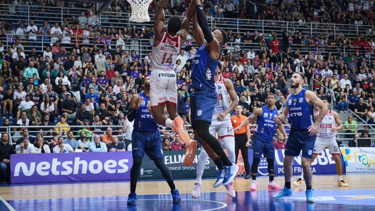 Quadra do Ginásio Pedrocão em Franca durante partida do NBB em outubro de 2024, torcida nas arquibancadas