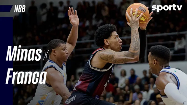 Jogadores de Minas e Franca disputam bola na Arena Minas Tenis Clube durante partida do NBB em dezembro de 2024