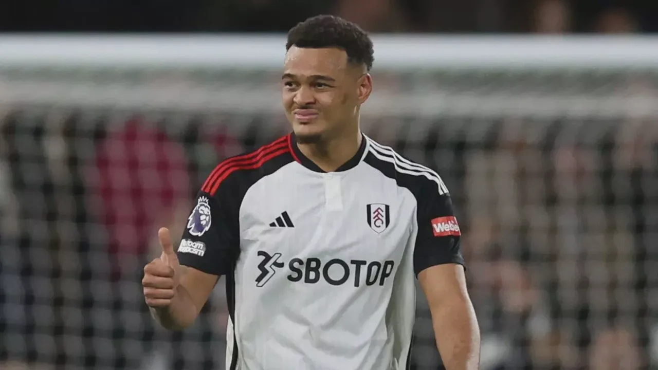 Rodrigo Muniz, centroavante do Fulham, em ação pela Premier League 2025/2026
