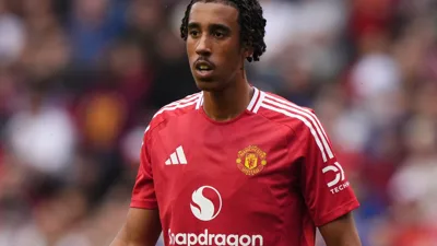 A lacuna que Leny Yoro ainda não fechou no Manchester United