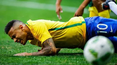 Neymar chega coxeando e revive o pesadelo que persegue o Brasil há 12 anos