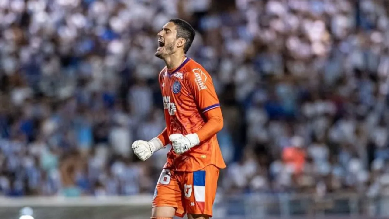 Ronaldo, goleiro do Bahia, posicionado sob as traves durante partida do Brasileirão Série A 2026