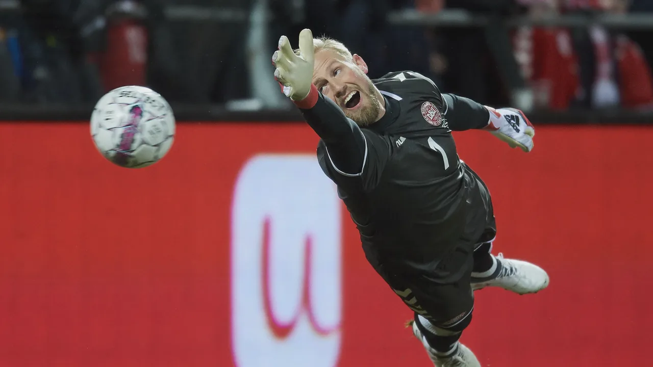 Kasper Schmeichel, zagueiro dinamarquês do Team Durant, em ação na Champions League 2025/2026