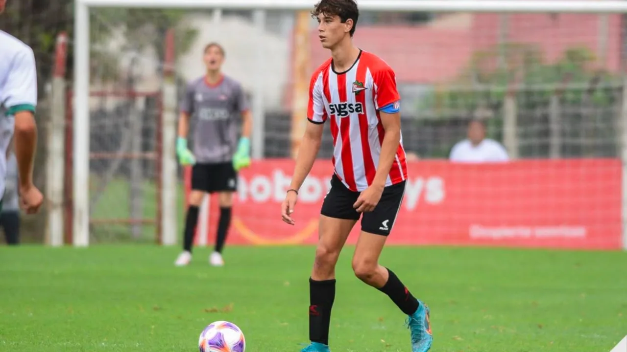 Dante, zagueiro de 42 anos do Estudiantes L.P., com a camisa 4 em partida da Copa Libertadores 2026