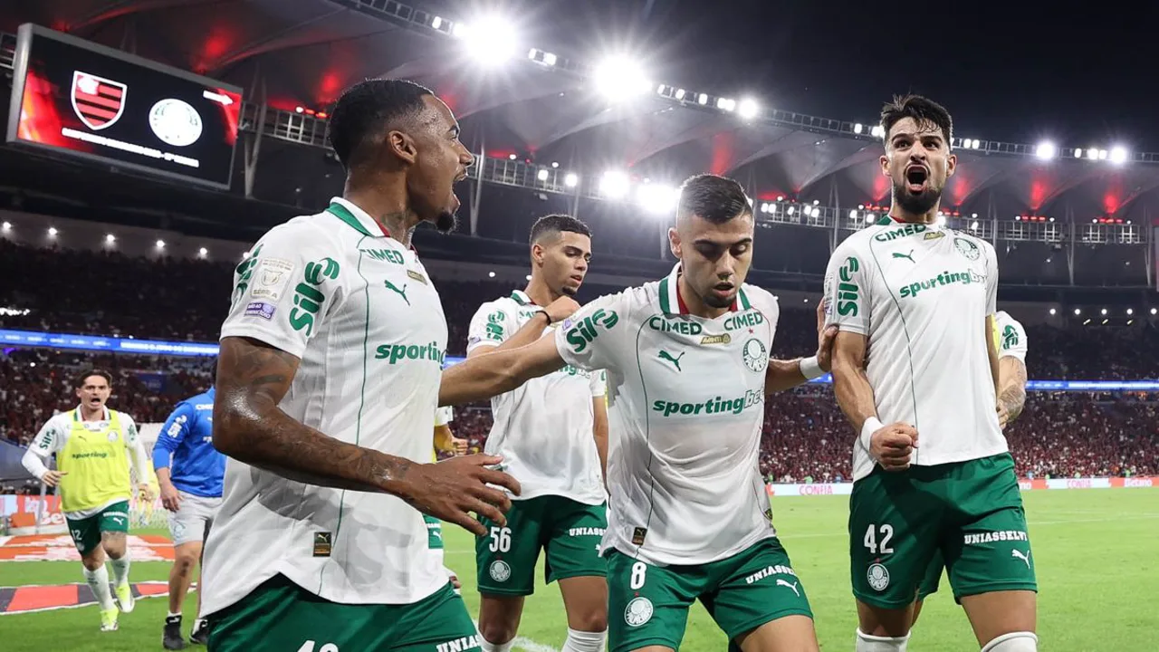 Torcida lotando estádio brasileiro com bandeiras e faixas coloridas, simbolizando o crescimento financeiro do futebol nacional
