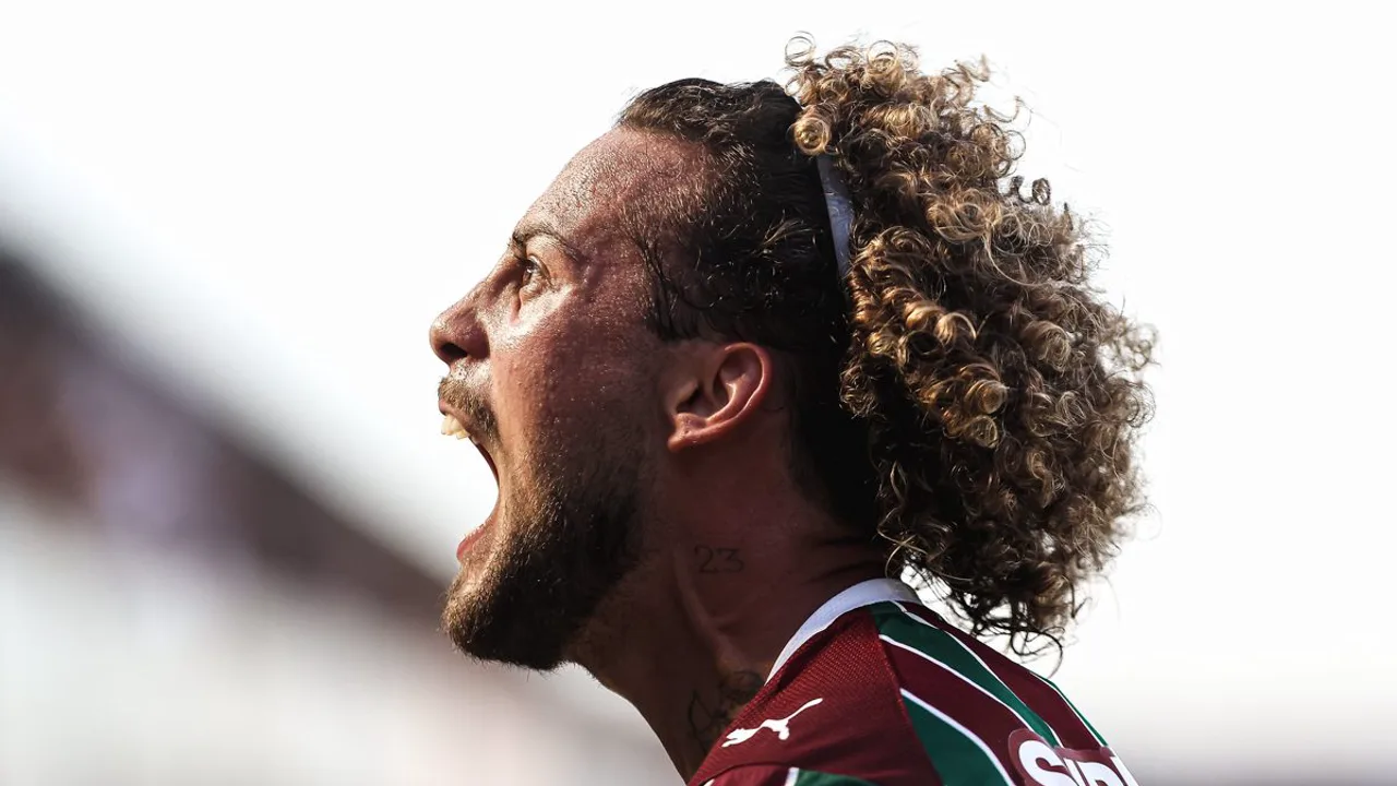 Guga com a camisa do Fluminense em ação no Maracanã durante a Libertadores 2026