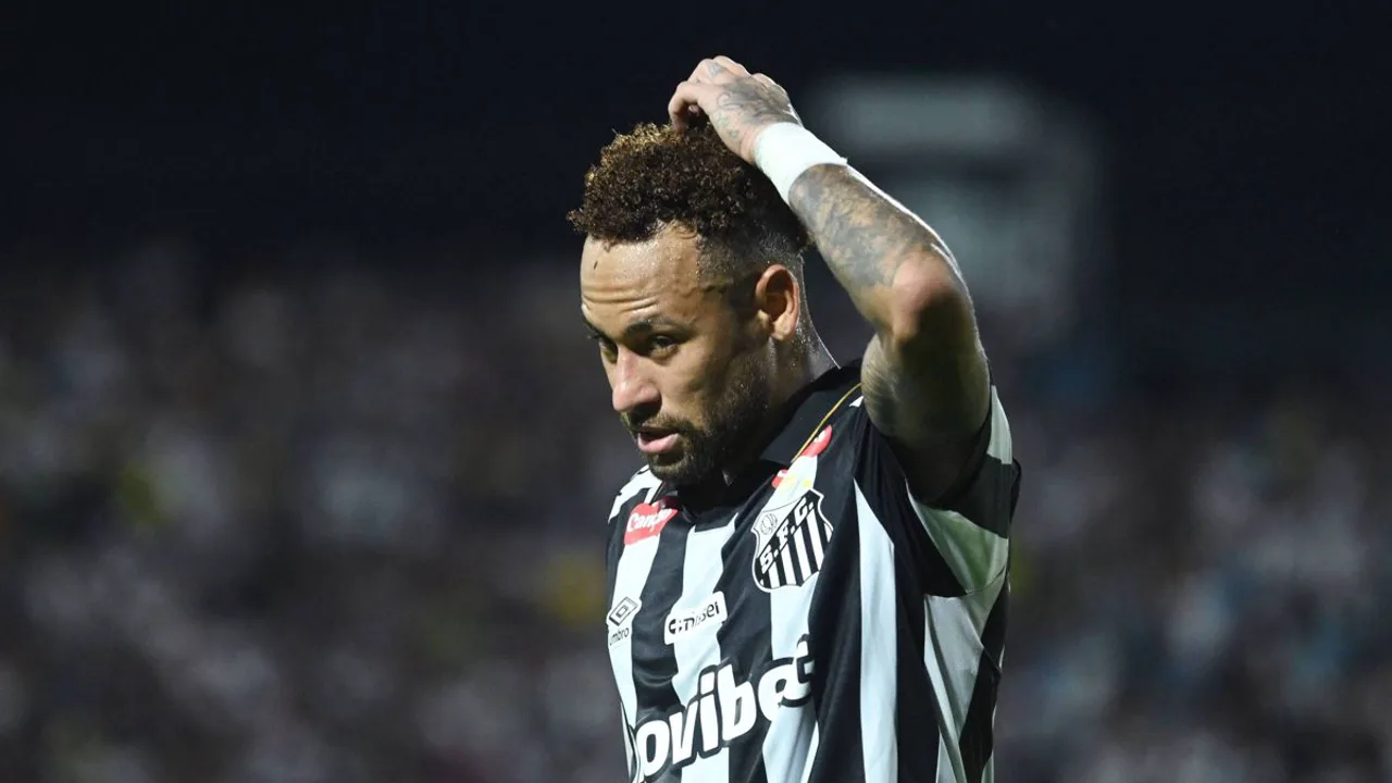 Neymar com a camisa da Seleção Brasileira segurando a perna durante treino na Granja Comary