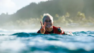 Tati Weston-Webb volta a Saquarema com a filha Bia no colo e uma wildcard na mão