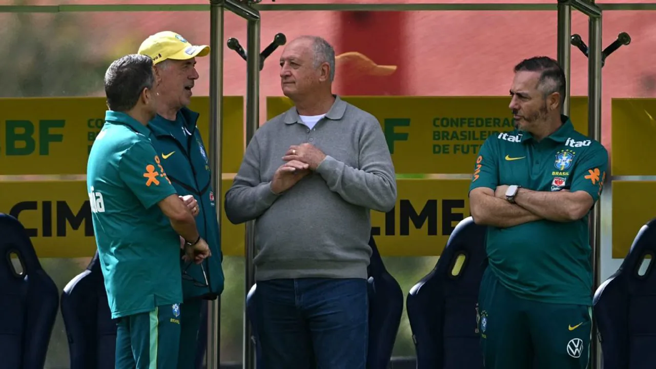 Luiz Felipe Scolari e Carlo Ancelotti conversando durante treino da Seleção Brasileira na Granja Comary