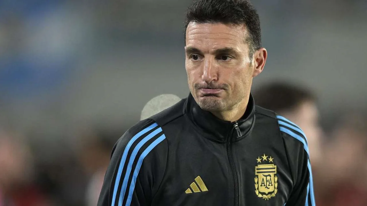 Lionel Scaloni observa treino da seleção argentina com prancheta nas mãos antes da Copa do Mundo 2026