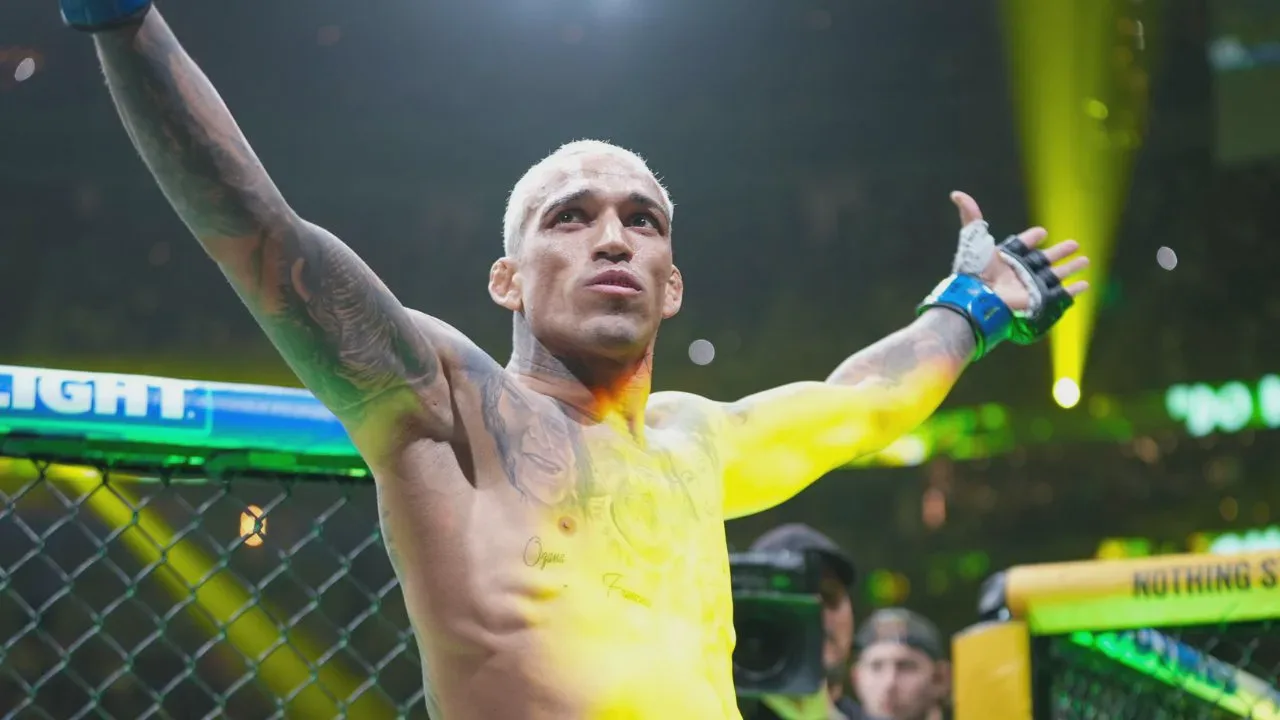 Islam Makhachev no palco da coletiva do UFC 322 no Madison Square Garden em novembro de 2025