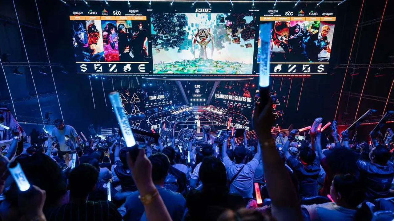 Arena de esports em Paris com telão gigante e torcida durante competição da Esports World Cup 2026