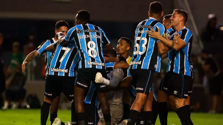 Jogadores de Athletic Club e Grêmio disputam bola no Estádio Joaquim Portugal durante partida da Copa do Brasil em março de 2025