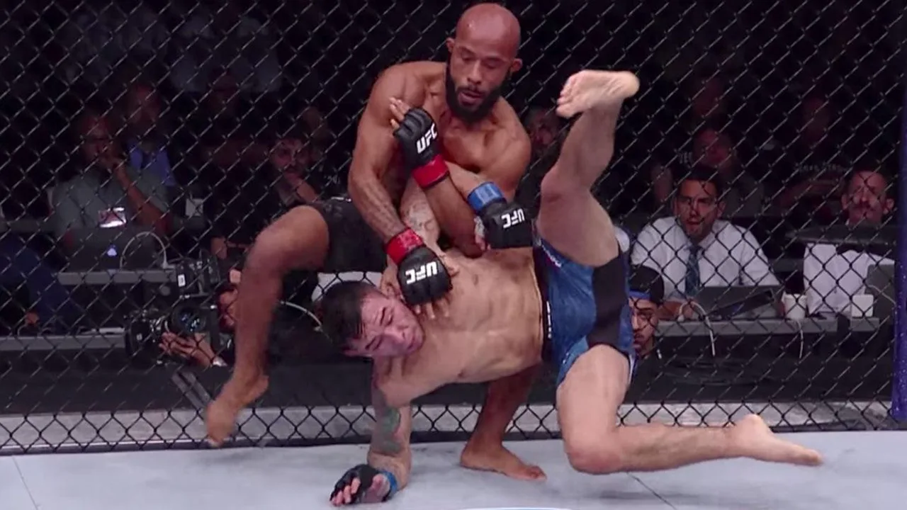 Árbitro do UFC interrompendo combate no octógono com gesto de parada técnica — TKO