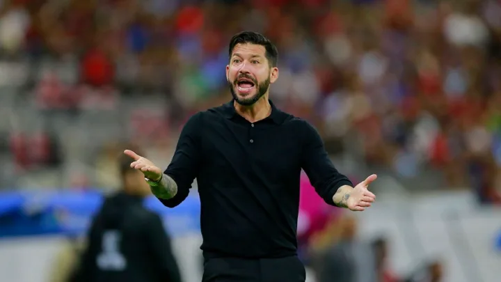 Bemjamin Mora, treinador mexicano do Celta Vigo, observando o jogo durante partida da La Liga 2025/2026