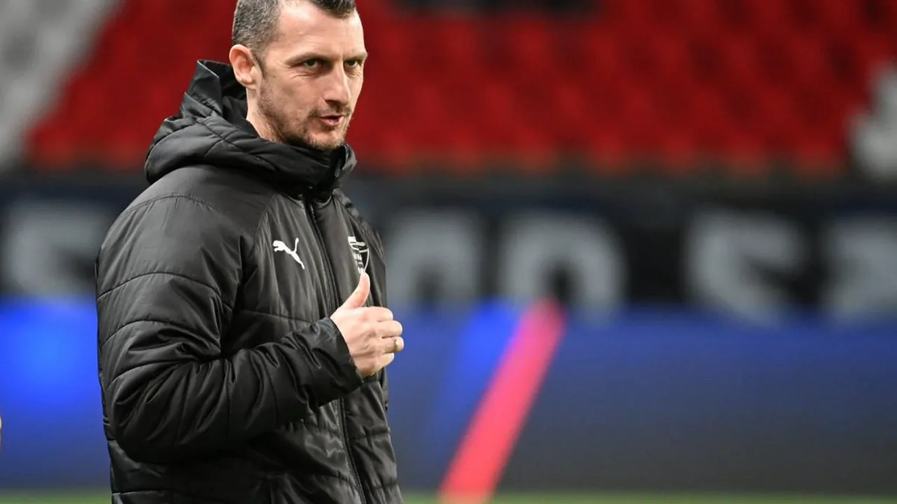 J. Arpinon, treinador francês do Sevilla, observa o jogo durante partida da La Liga 2025/2026