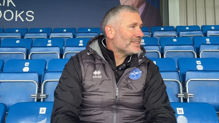 Kelvin Davis, treinador inglês do Atletico Madrid, observa a partida na Champions League 2025/2026