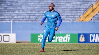 Kevyn e os três futuros que um zagueiro de 28 anos carrega na camisa 33 do Londrina