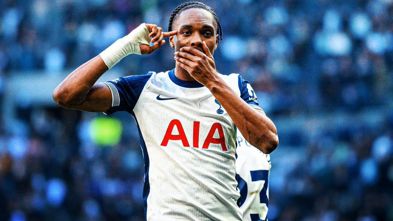 Mathys Tel, atacante do Tottenham, com a camisa 11 em campo durante partida da Champions League 2025/2026