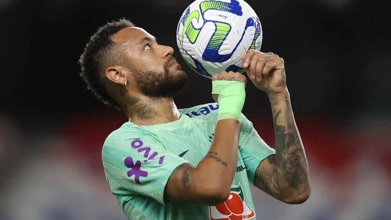 Neymar com expressão concentrada durante treino da Seleção Brasileira na Granja Comary em Teresópolis