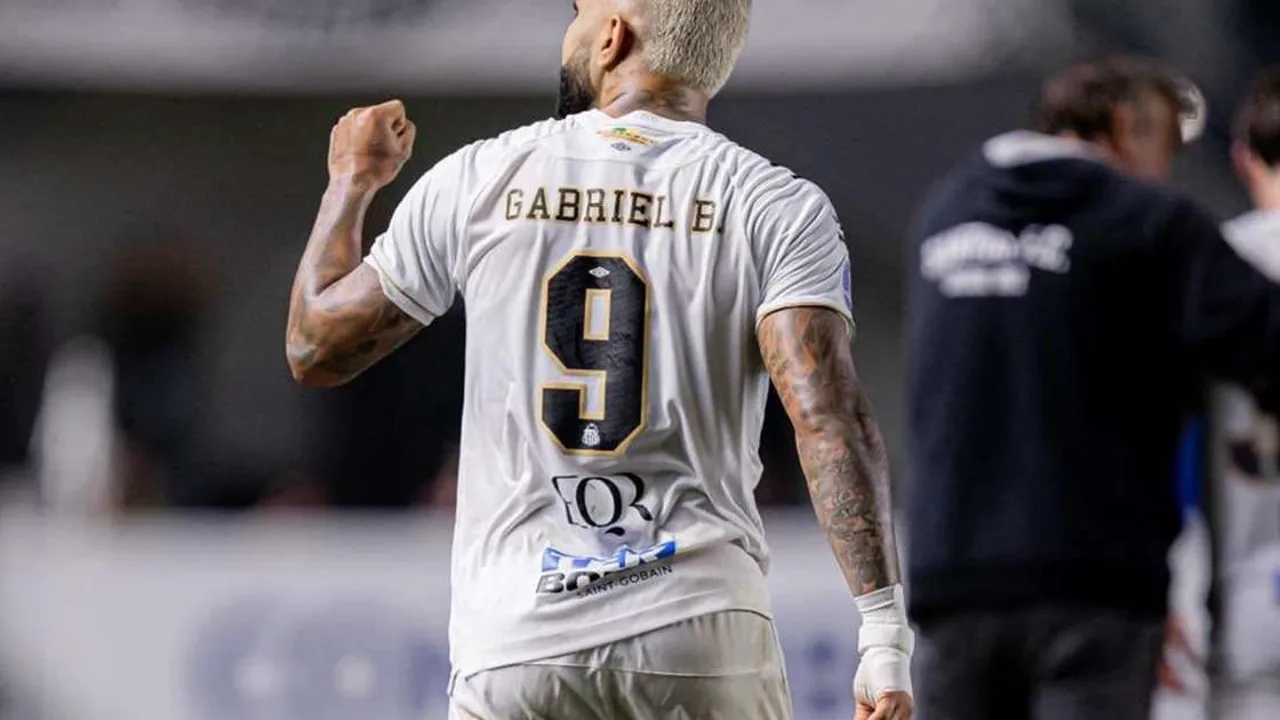Gabigol comemorando gol com a camisa do Santos na Vila Belmiro pelo Brasileirão 2026