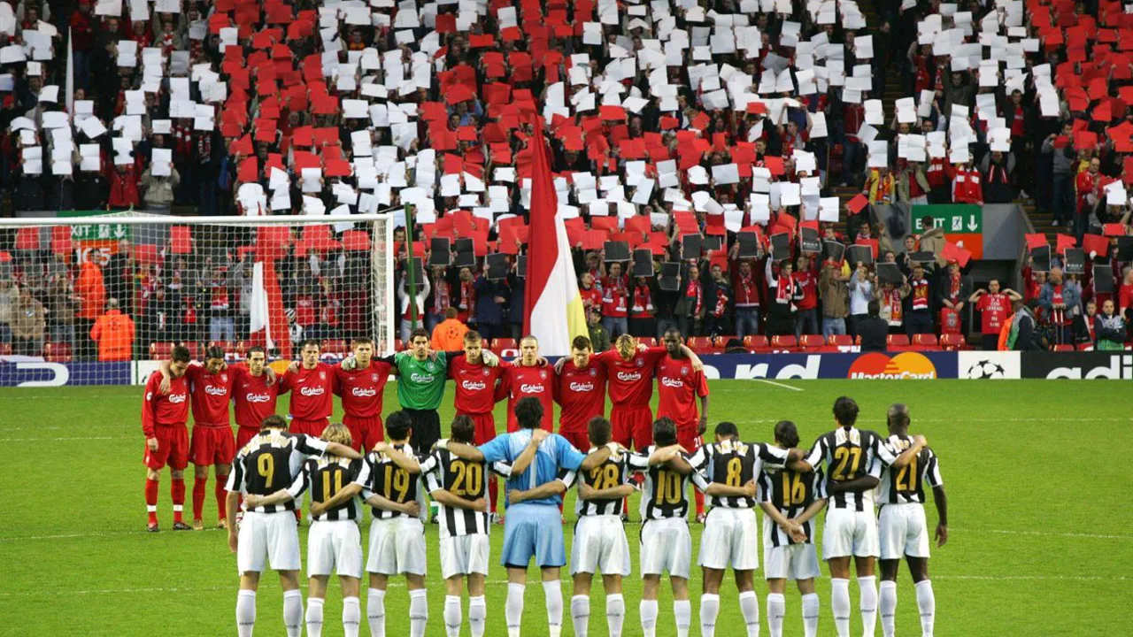 Memorial Forever Bound em mármore italiano com cachecóis entrelaçados de Liverpool e Juventus em Anfield