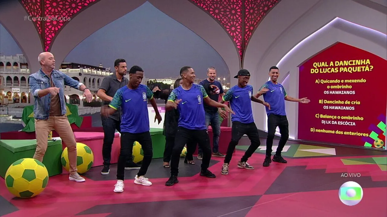 Estúdio de transmissão esportiva com múltiplas telas exibindo jogos da Copa do Mundo 2026