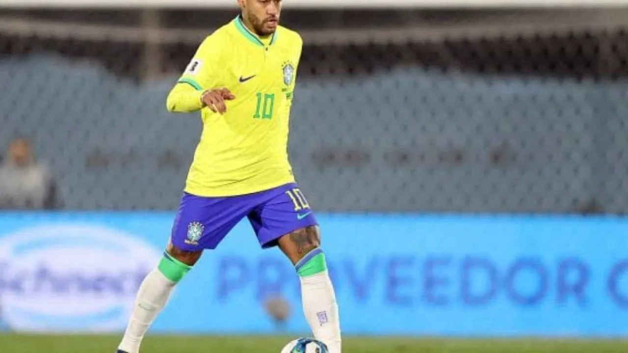 Neymar com a camisa da Seleção Brasileira segurando o joelho após sofrer lesão em campo